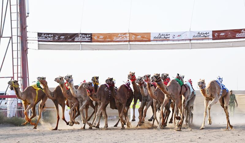 بالصور: سمو السيد ذي يزن يتوج الفائزين في مهرجان الهجن