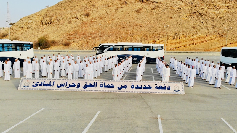 شرطة عُمان السلطانية تستقبل دفعة جديدة من المواطنين