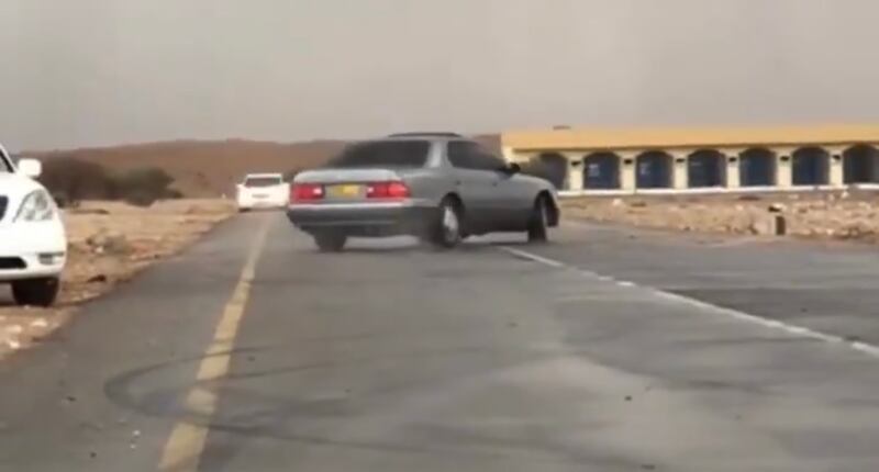 بالفيديو: مجموعة أشخاص يفحطون في طريق عام