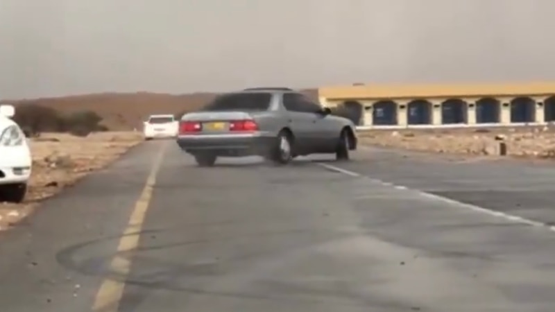 بالفيديو: مجموعة أشخاص يفحطون في طريق عام