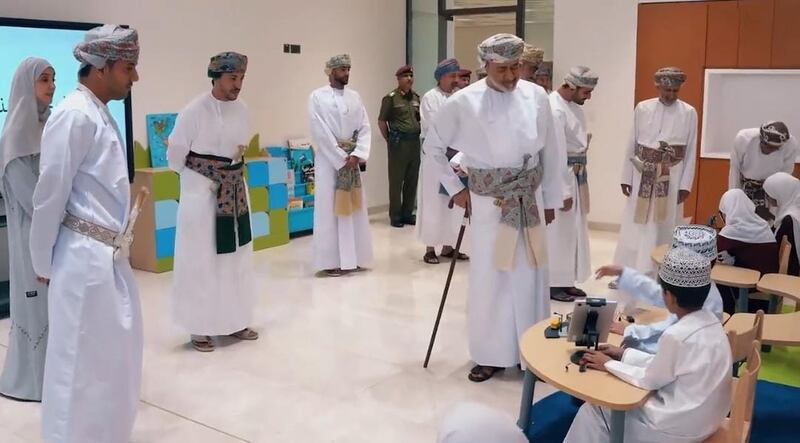 طلبة يعرضون مشاريعهم أمام المقام السامي، فماذا قالوا عن هذه اللحظة؟