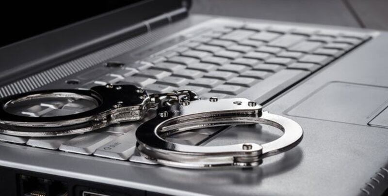 ‏شخص يحتال على 56 فتاة