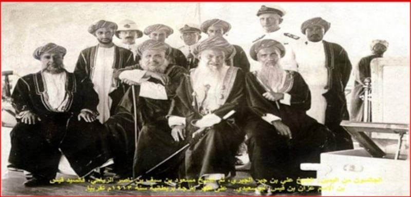 الشيخ علي بن جبر بن محمد مع عدد من الشخصيات العمانية في زنجبار على متن بارجة بريطانية عام 1913م.