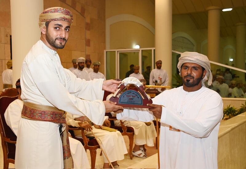 بالصور: سمو السيد ذي يزن يتوج الفائزين في مهرجان الهجن