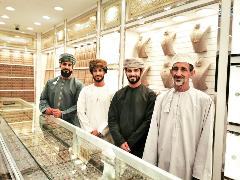 شاب عُماني يحوّل شغفه في صياغة الذهب إلى مهنة وتجارة، فما حكايته؟