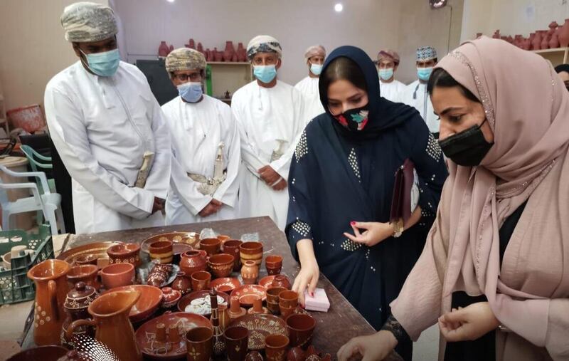 بالصور: السيدة الجليلة تزور مركز صناعة الفخار