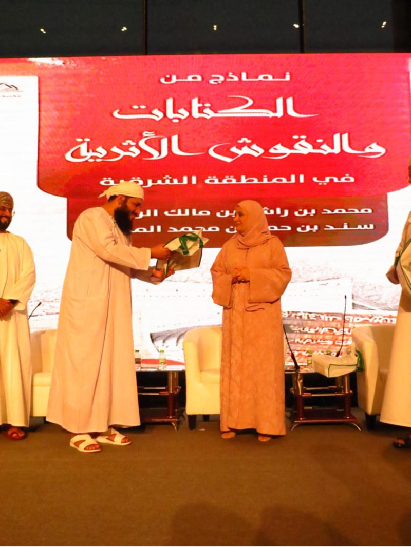 أقدمها في وادي بني خالد: باحثان عُمانيان يوثقان كتابات ونقوشًا أثرية