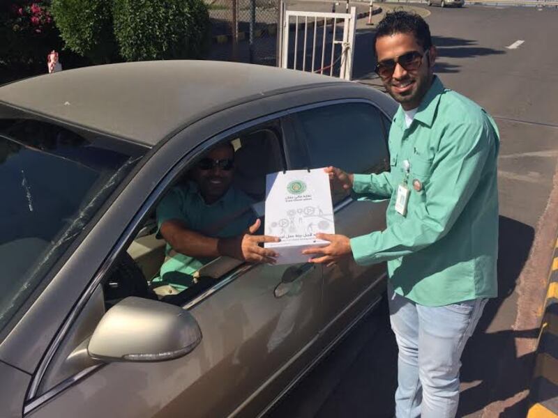 نقابة تستقبل عمالها بالهدايا وتحتفل بهم