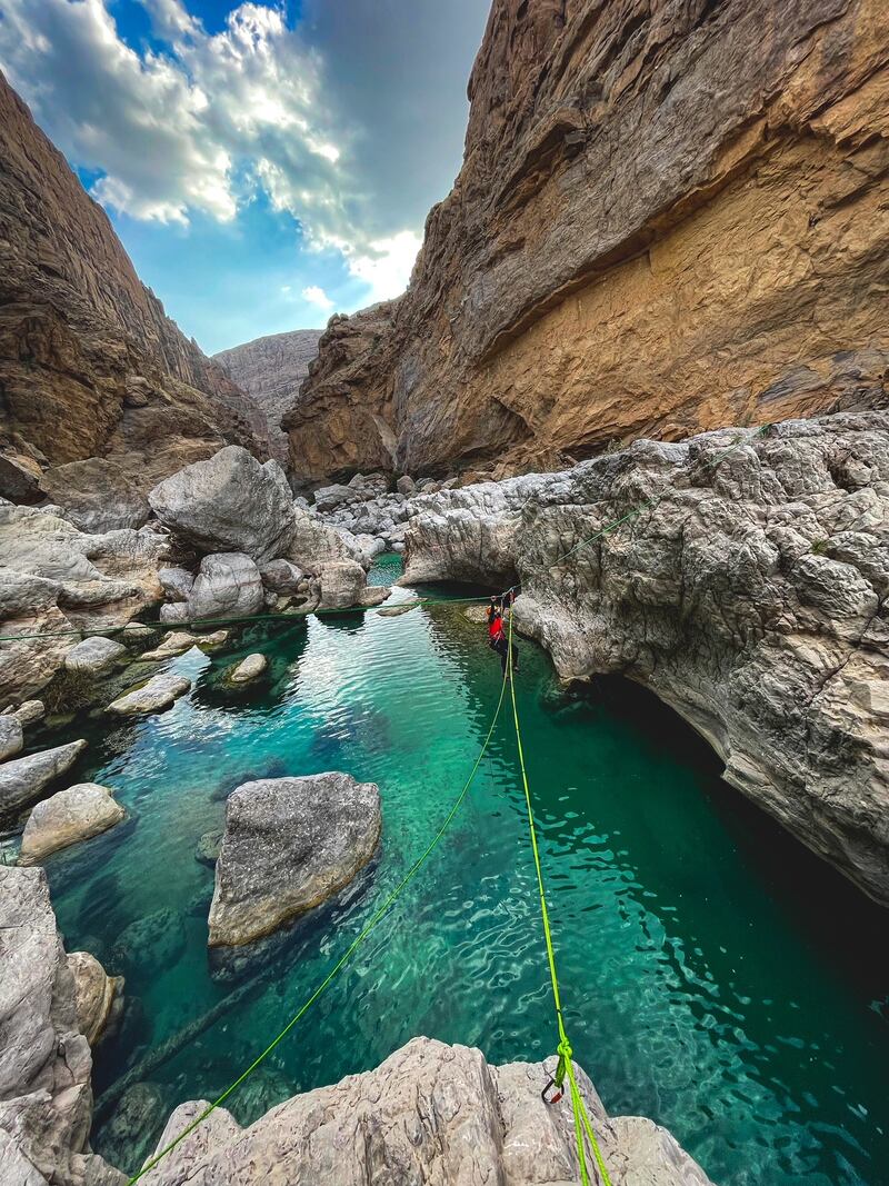 بالصور: شباب عمانيون يرسمون طريقًا جديدًا للمغامرات السياحية