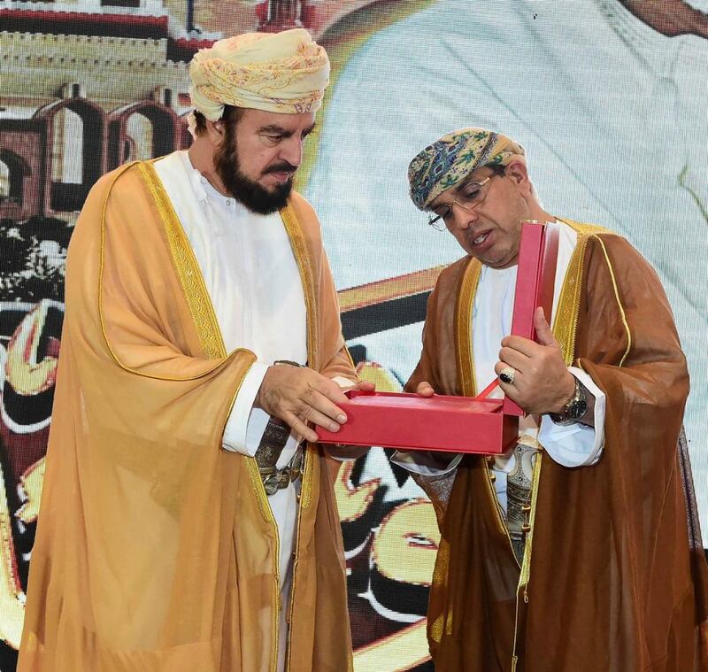 بالصور: أسعد بن طارق يدشن كتابي ” النظام السياسي والدستوري” و”الملهم، قابوس بن سعيد”