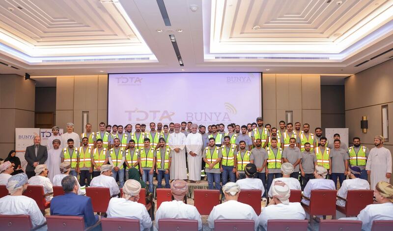 “العمل” تحتفل بالمتخرجين من دورتين