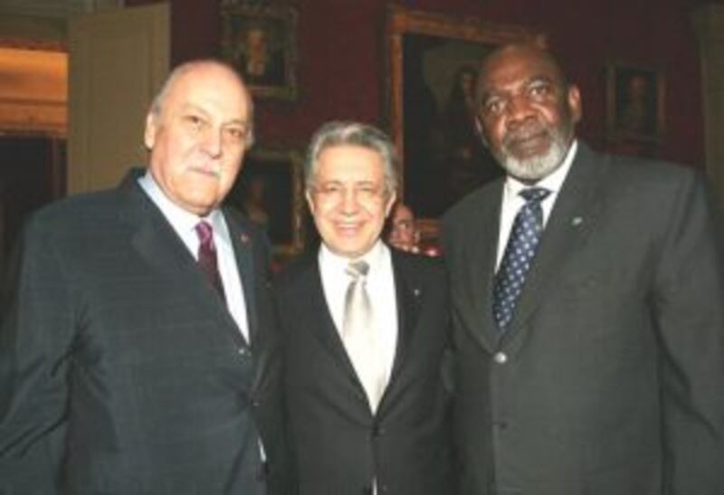 كان مستشارًا لجلالته: تعرّف على السعودي الذي منحه جلالة السلطان وسام التكريم