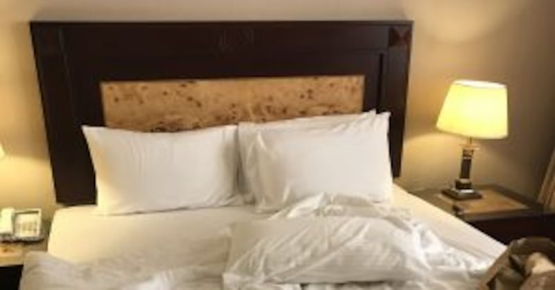 من الغرفة الفندقية 710 بدأت القصة … دعارة في مسقط يُديرها وافد ويدّعي وجود عُمانيات