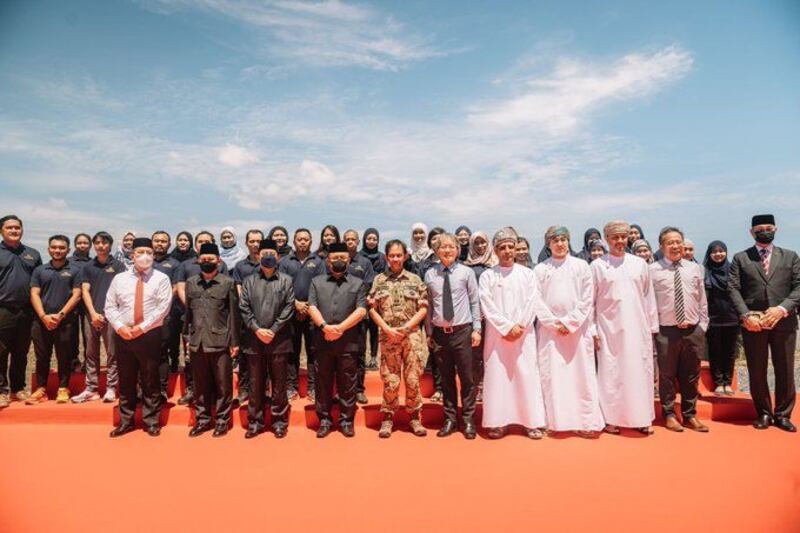 بالصور: سلطان بروناي يزور شركة يستثمر فيها جهاز الاستثمار العماني