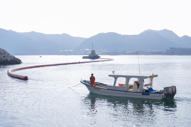 رصد تلوث نفطي قرب ميناء صحار والبيئة تصدر بيانًا