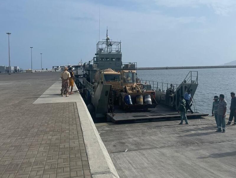 محمّلة بمعدات ومؤن: سفينة من البحرية السلطانية تتجه إلى ليما