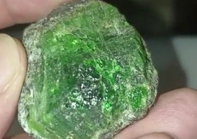 باحث عماني يتحدث عن رحلته في العثور على أحجار كريمة نادرة