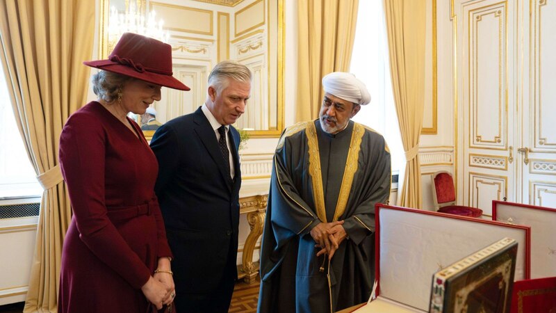 جلالة السلطان وملك البلجيكيين يتبادلان الأوسمة