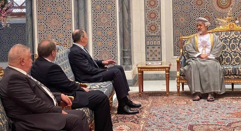 بالصور: جلالة السلطان يلتقي بوزير الخارجية الروسي