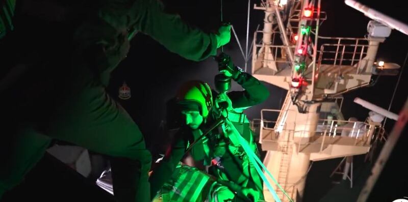 بالفيديو: إنقاذ بحّار روسي في المياه العمانية