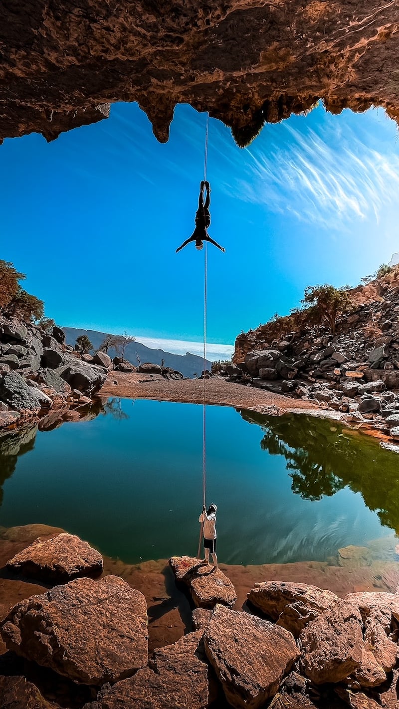 بالصور: شباب عمانيون يرسمون طريقًا جديدًا للمغامرات السياحية