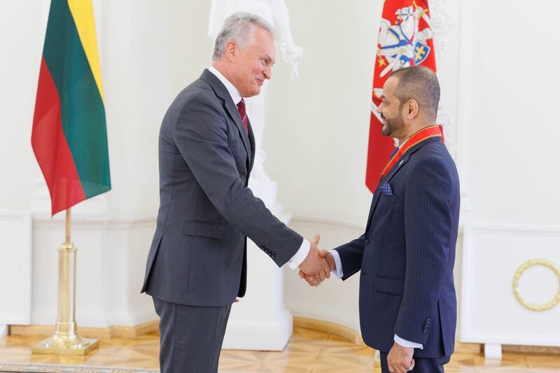 بالفيديو: ليتوانيا تمنح السيد بدر بن حمد وسامًا