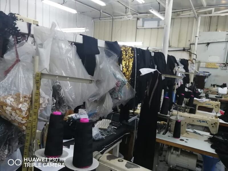 بالصور: وافدون يحولون منزلًا إلى مشغل خياطة