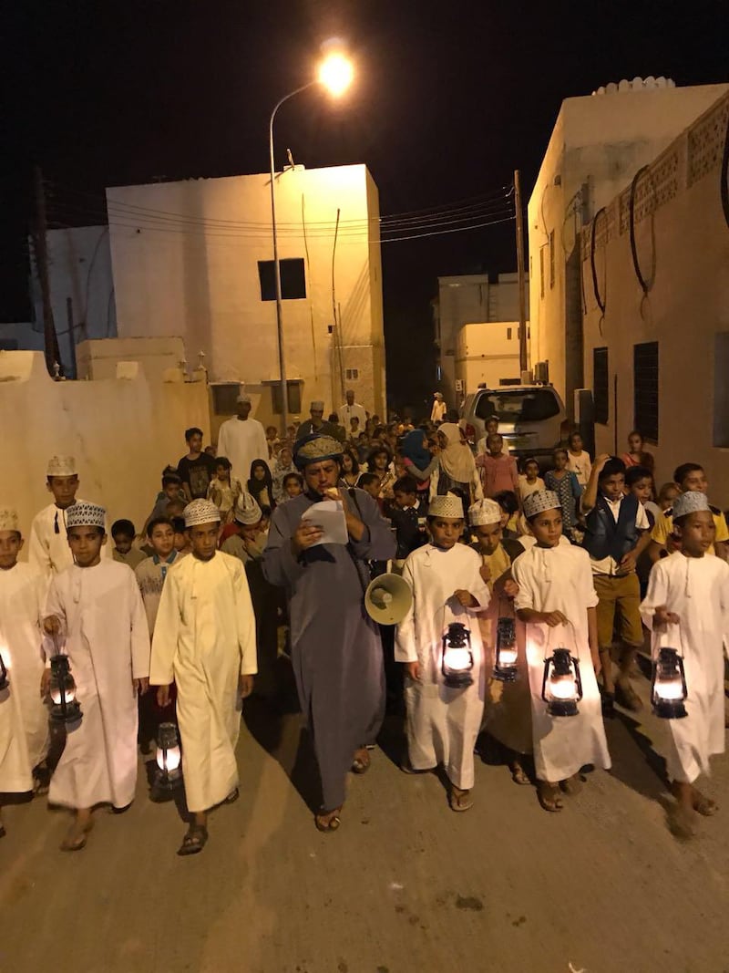 بالفيديو والصور: “التهلولة” إرث عُماني يصدح في الحارات