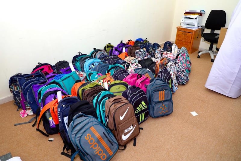 توزيع أكثر من 400 حقيبة مدرسية في العامرات