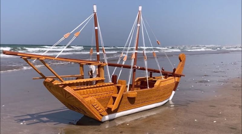 بالفيديو والصور: عماني يصنع سفينة لاسلكية