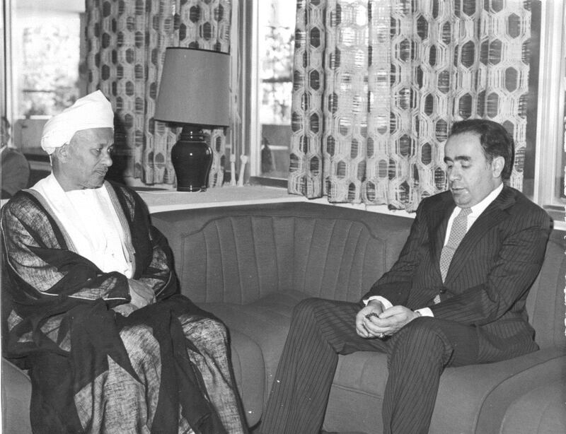 “من رموزنا”: الأستاذ العُماني الذي أسهم في مسيرة التعليم بالسلطنة وتلقّى تكريمًا من جلالة السلطان