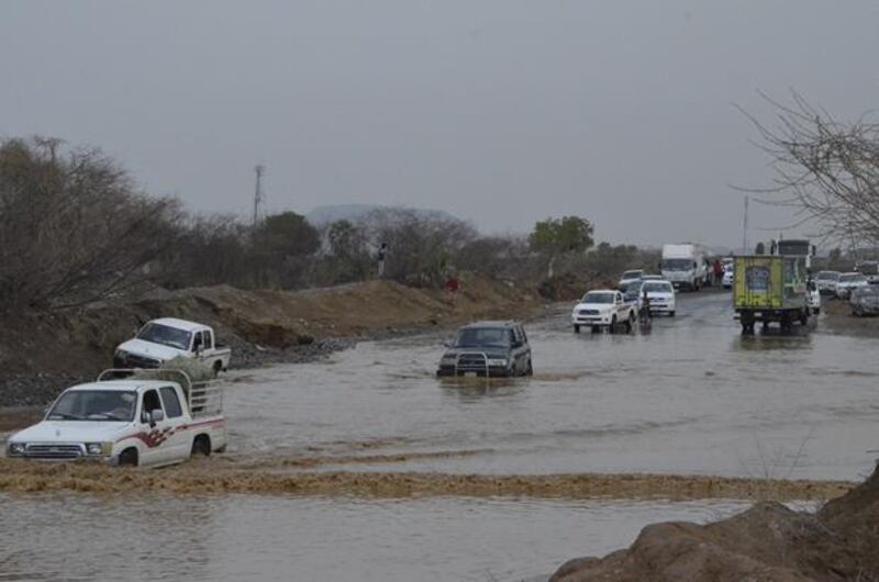 قانوني يوضح التكييف القانوني لمن يعرض نفسه للخطر في الأمطار