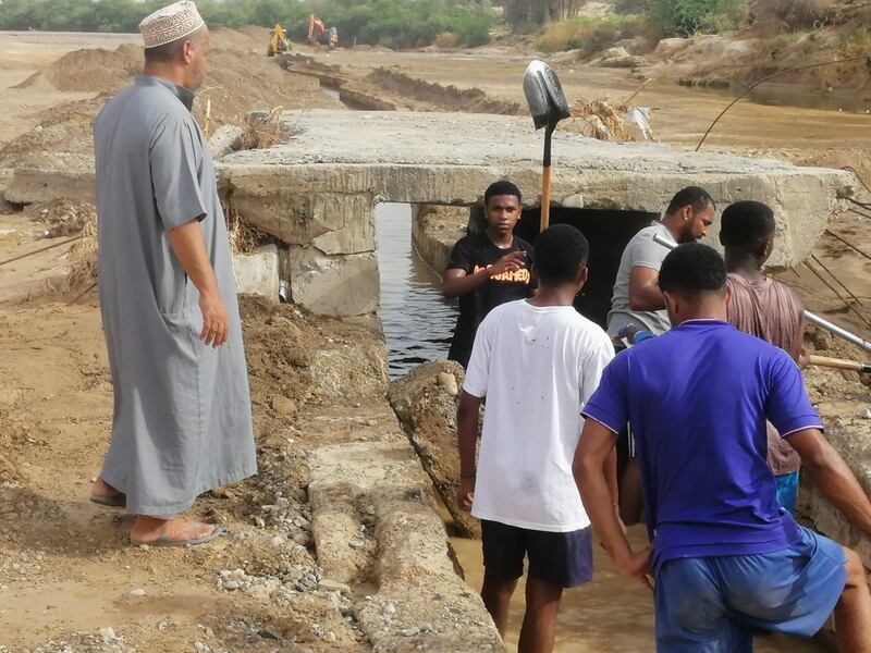 فلج السوقية..الوادي يطمر والأهالي يصينون