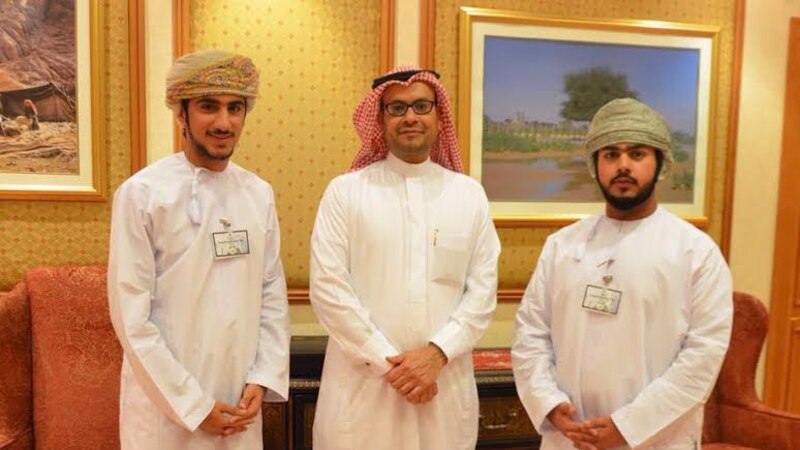السفير السعودي يستقبل طالبين عمانيين