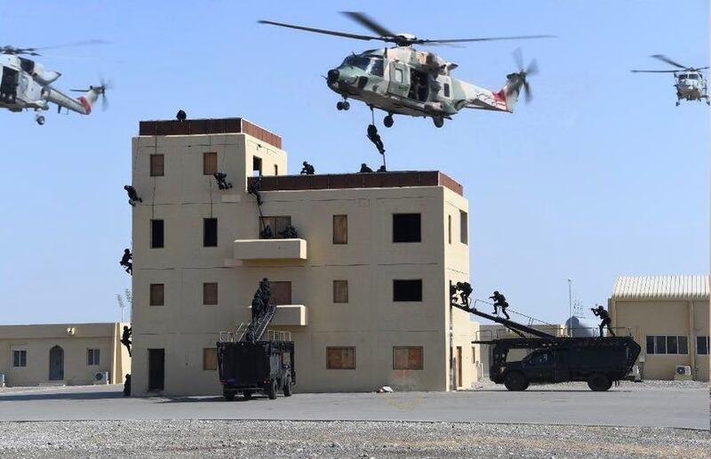 بالصور: جلالة السلطان يزور معسكر الصمود