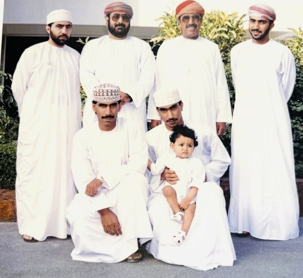 صورة أرشيفية تعود إلى عام 1988 يظهر فيها المقدم سعيد بن سالم وأبناوه الذكور حمد، عبد العزيز، سالم، خالد، وإبراهيم ممسكًا بمحمد عدا مازن الذي لم يكن قد ولد بعد