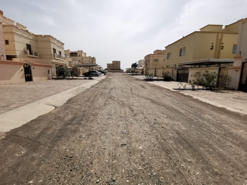 رصف الطرق الداخلية بـ “رابعة المعبيلة الجنوبية” يُثير الأسئلة والاستغراب