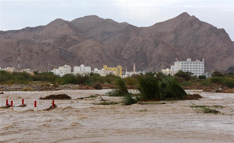 بالصور: جريان عدد من الأودية في العامرات