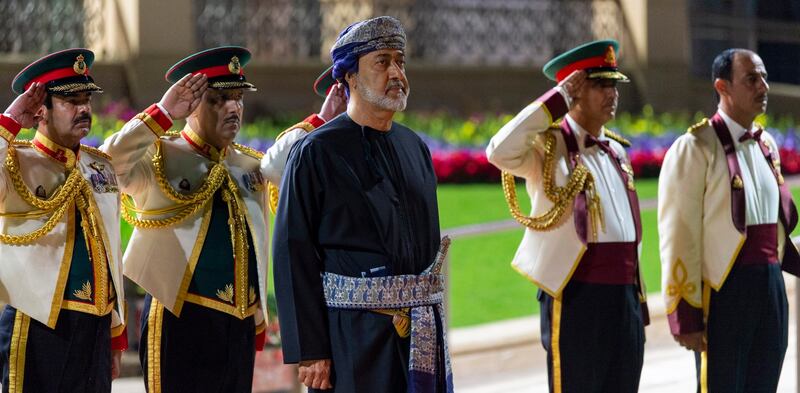 بالصور: جلالة السلطان يقيم حفل عشاء