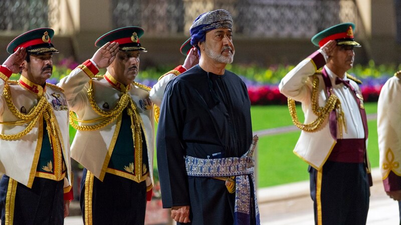 بالصور: جلالة السلطان يقيم حفل عشاء
