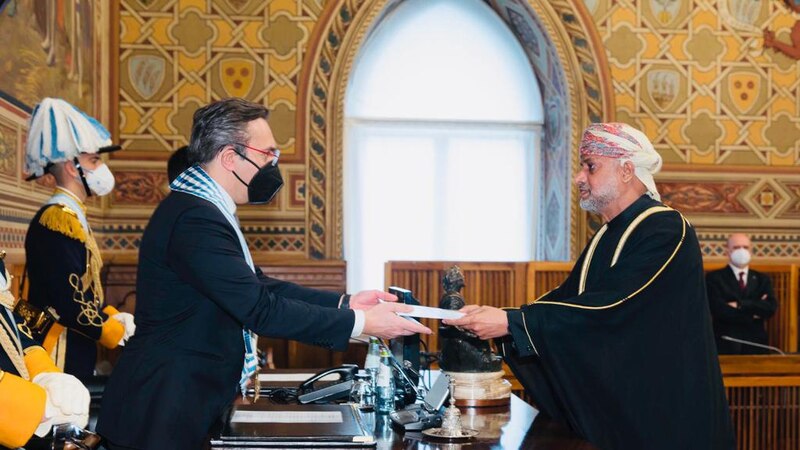 تحيات من جلالة السلطان إلى القبطانين الحاكمين لسان مارينو
