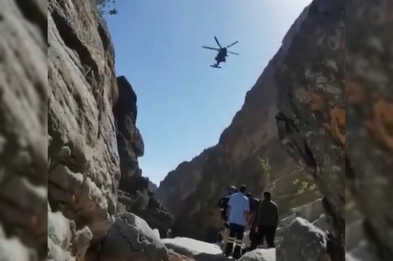 بالفيديو: إنقاذ شخص مصاب في جبل بالحمراء