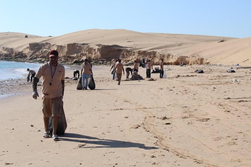 بالصور : فريق تطوعي ينظم حملة لتنظيف أحد شواطئ السلطنة