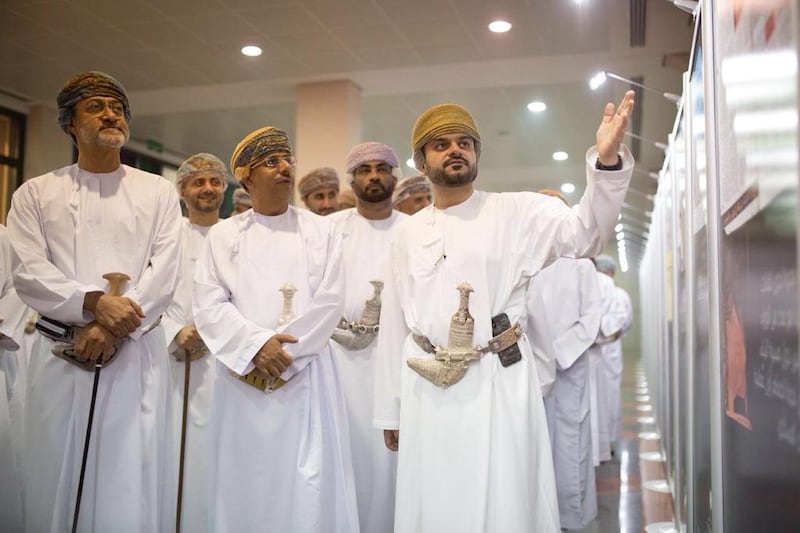 بالصور: شاب عُماني يؤسس أرشيفًا يضم مقتنيات نادرة عرض بعضها أمام جلالة السلطان