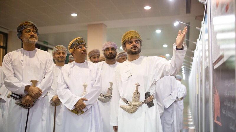بالصور: شاب عُماني يؤسس أرشيفًا يضم مقتنيات نادرة عرض بعضها أمام جلالة السلطان