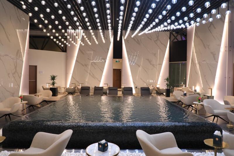 إقبال كبير من زبائن بنك مسقط على خدمات “مجان” في مطار مسقط الدولي