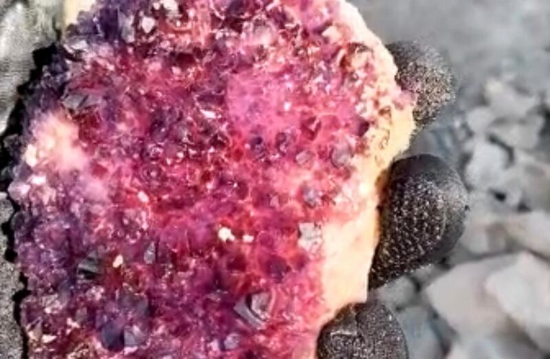 باحث عماني يتحدث عن رحلته في العثور على أحجار كريمة نادرة