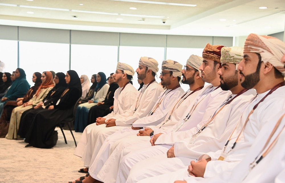 الأكاديمية السلطانية للإدارة تعزز المهارات القيادية لدى 50 شابًا عُمانيًا عبر برنامج “القيادات المستقبلية”