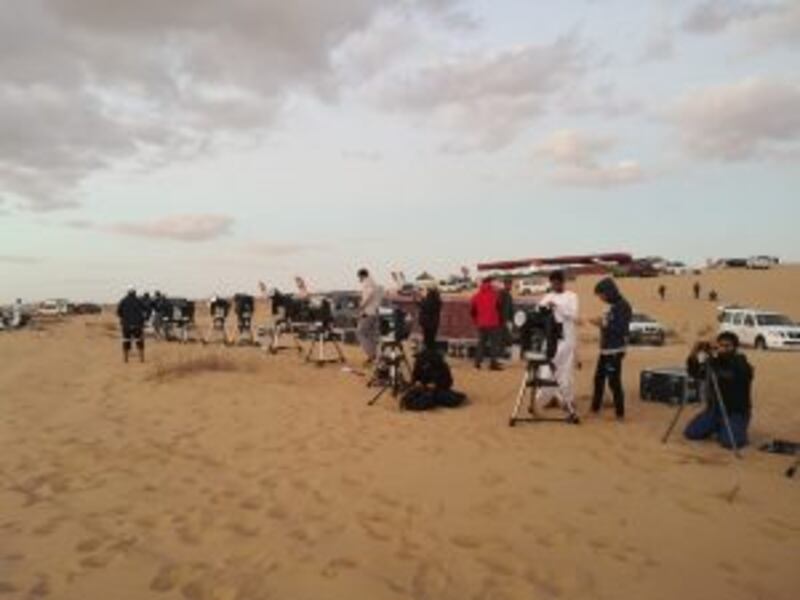 بالصور والفيديو: 300 شخص من 17 دولة يعيشون رصد الكسوف الحلقي بالسلطنة