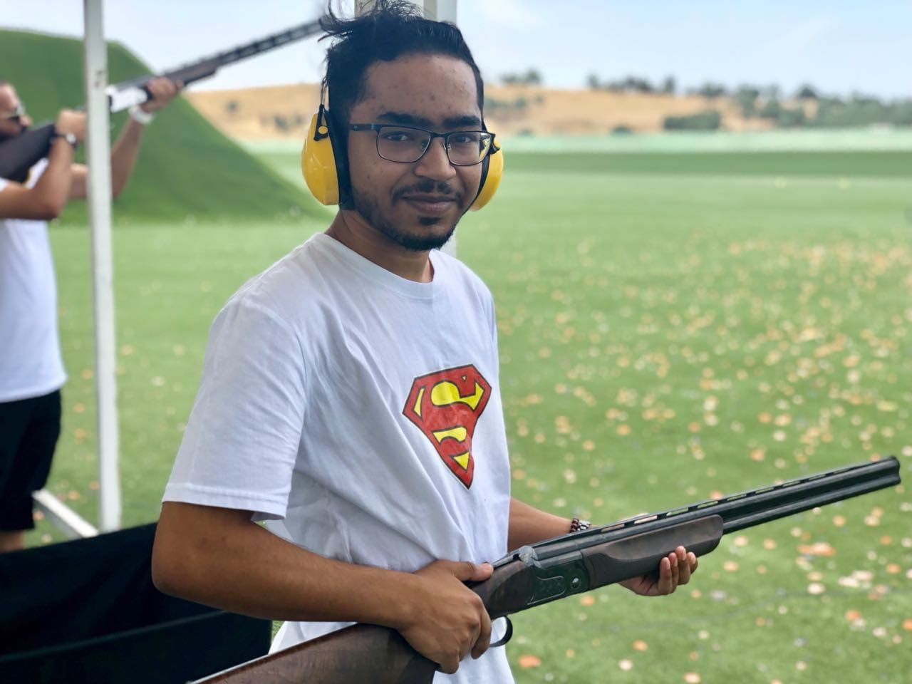 فقد بصره بعد أن تخرّج مهندسًا بـ “امتياز”: قصة الشاب العُماني وهب؛ إيمان بعد يأس